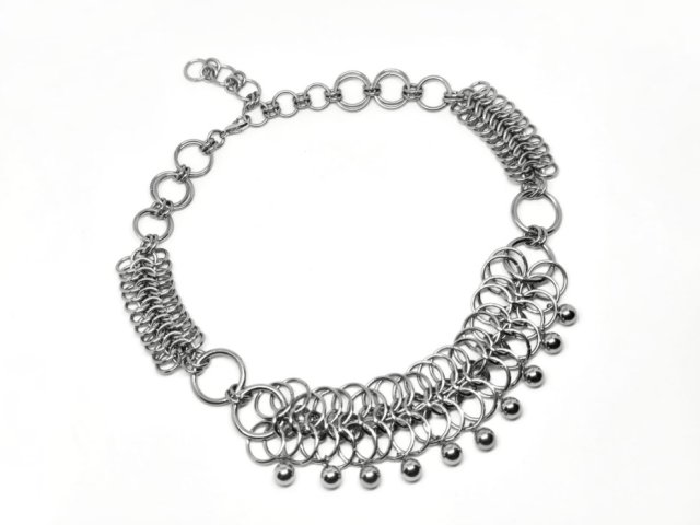 Choker chainmaille z wiszącymi koralikami stalowymi – CUSTOM długość