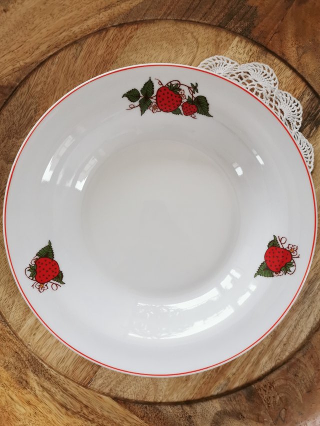 Talerz na zupę z truskawkami