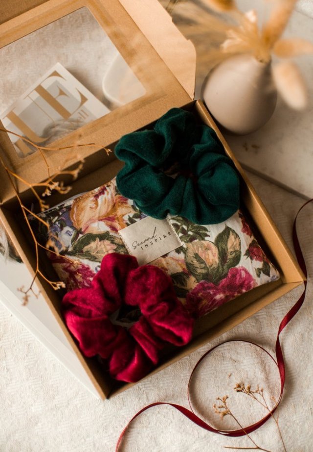 zestaw prezentowy kosmetyczka i 2 scrunchies