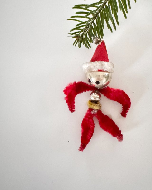 Zawieszka choinkowa ludzik z koralików, ręcznie wykonany