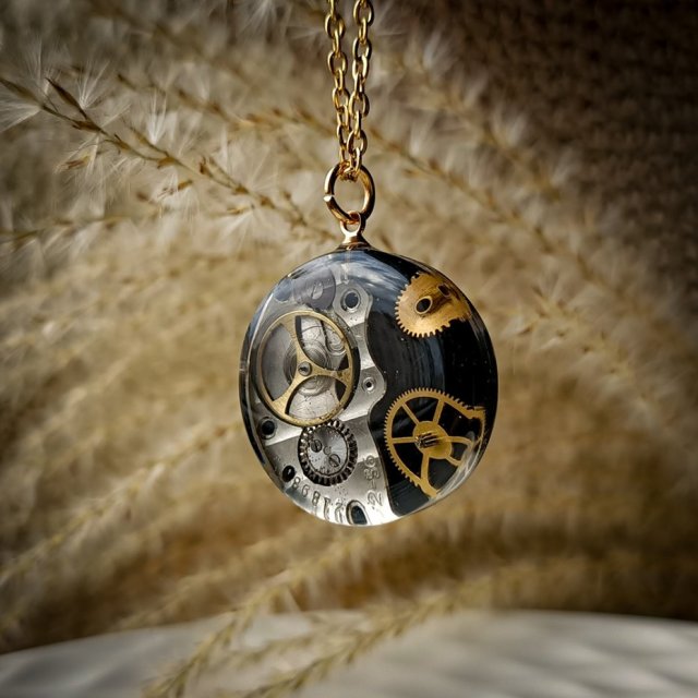 Naszyjnik steampunk z mechanizmem zegarka