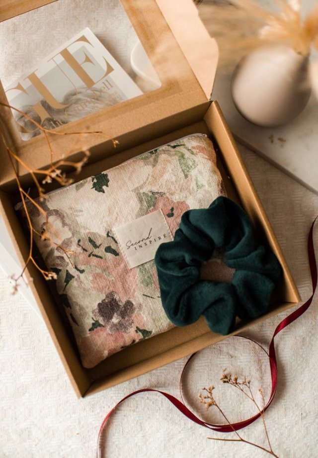 zestaw prezentowy kosmetyczka i scrunchie