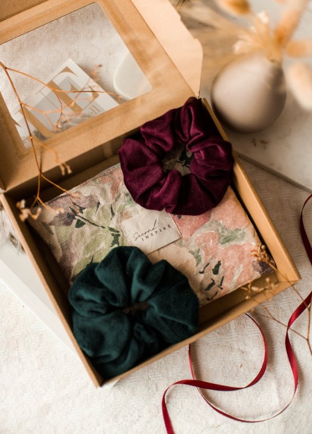 zestaw prezentowy kosmetyczka i 2 scrunchies