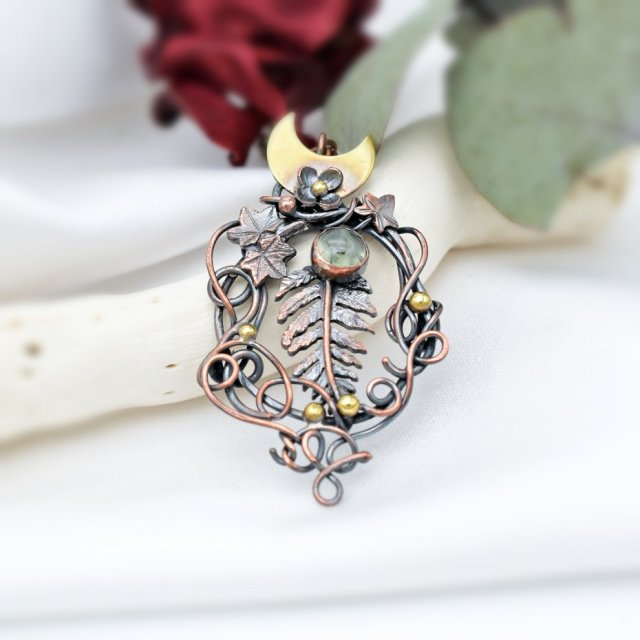 Miedziany Naszyjnik z Paprotką i Księżycem