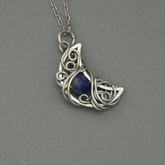 Niebieski wisiorek księżyc lapis lazuli, półksiężyc, wire wrapping, stal chirurgiczna, unikatowy, lunula