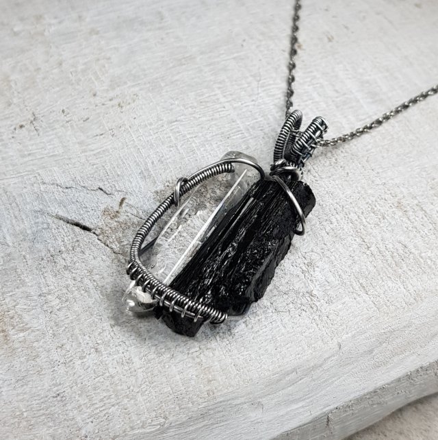 Kamienie mocy kryształ górski z turmalinem S208