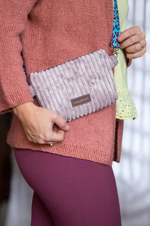 Pudroworóżowa kopertówka mini z grubego sztruksu