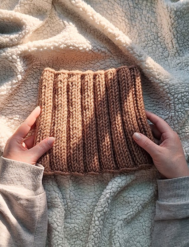 Miękki KOMIN typu golf – kobiecy i przytulny dodatek na zimę, w kolorze BRĄZOWYM (mlecznej czekolady)