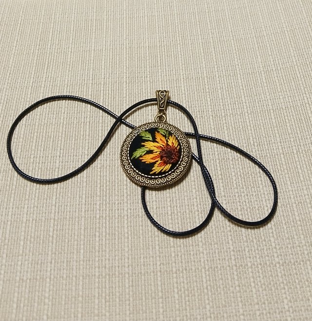 Ręcznie haftowany wisior  ARLES