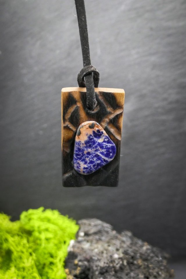 Wisiorek "Sodalit i brzoza" –  ręcznie rzeźbiony, biżuteria z drewna, z duszą natury; pirografia, Wood Pendant