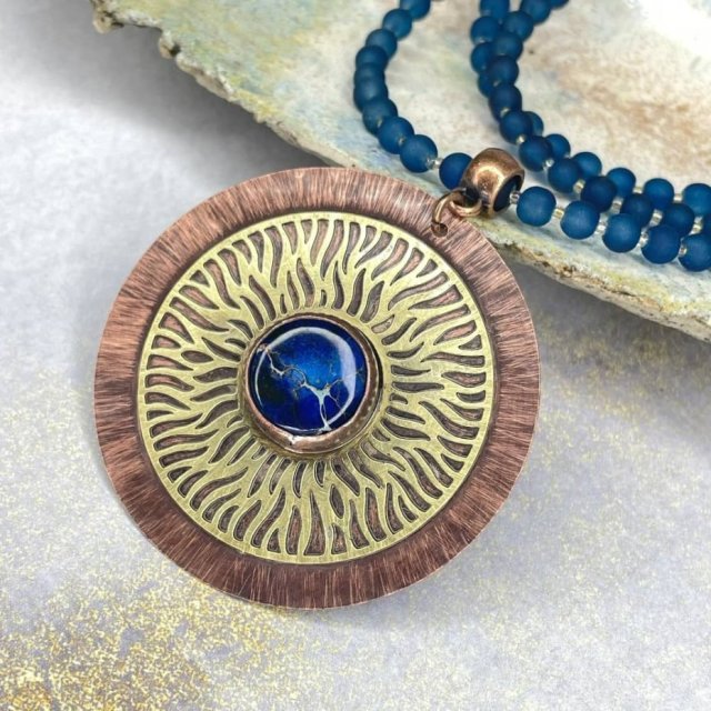 Wisior z jaspisem cesarskim na ażurowym słońcu c1366