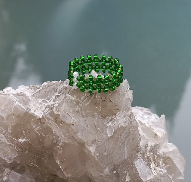 Trzy cyrkonie w zieleniach pleciony pierścionek z koralików