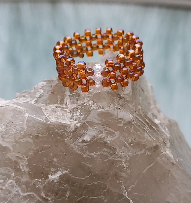 Trzy cyrkonie w zestawieniu złota bursztynu pleciony pierścionek z koralików