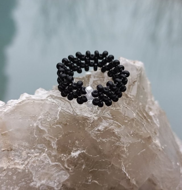 Trzy cyrkonie w matowej czerni szklanych koralików pleciony pierścionek z koralików