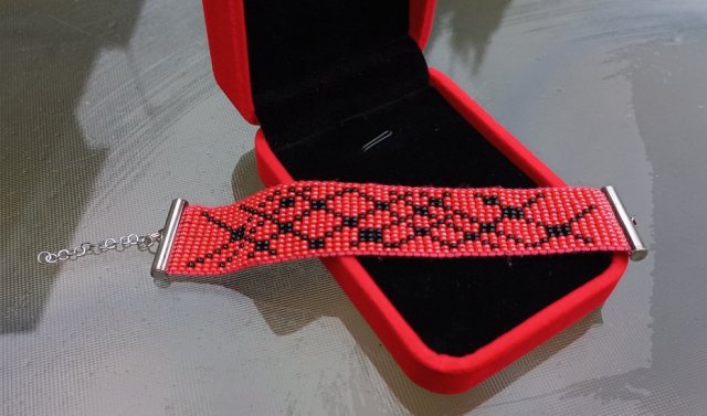 Ręcznie tkana szeroka czerwono-czarna bransoletka