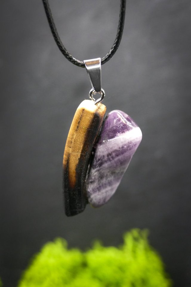 Wisiorek  "Ametyst i akacja" –  ręcznie rzeźbiony, biżuteria z drewna, z duszą natury; pirografia, Wood Pendant