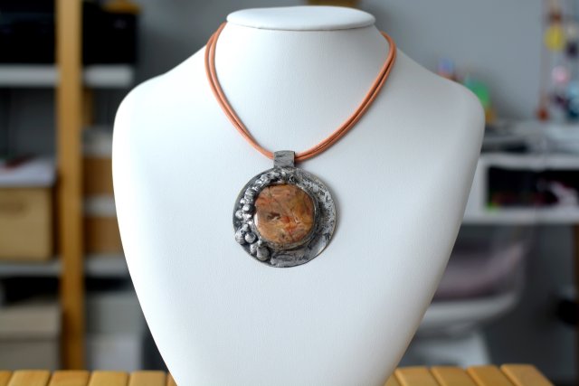 naszyjnik z witrażowym wisiorem LUNAS jaspis