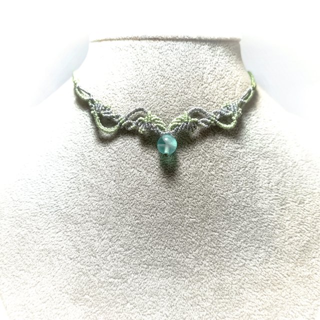 OGRÓD fluoryt w makramie delikatna kolia - choker pleciona jasna zieleń