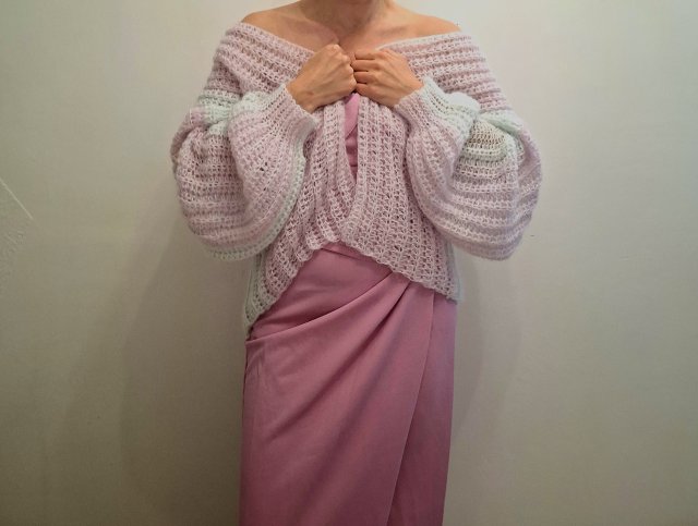 Sweter handmade w stylu romantycznym