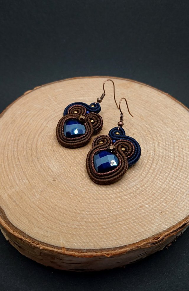 Małe granatowo-brązowe kolczyki sutasz