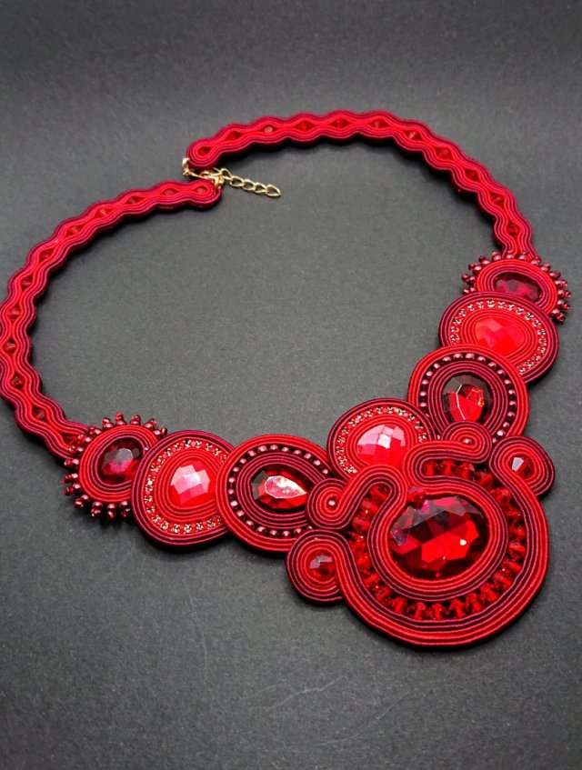 Czerwony naszyjnik sutasz