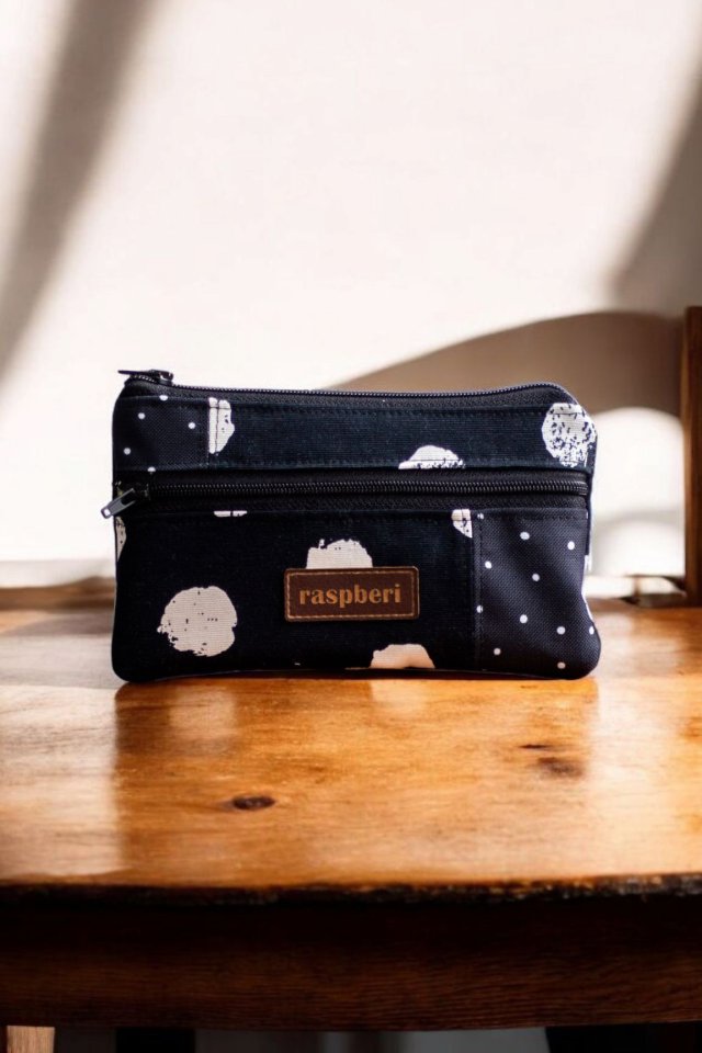 Czarny portfelik z kieszonkami