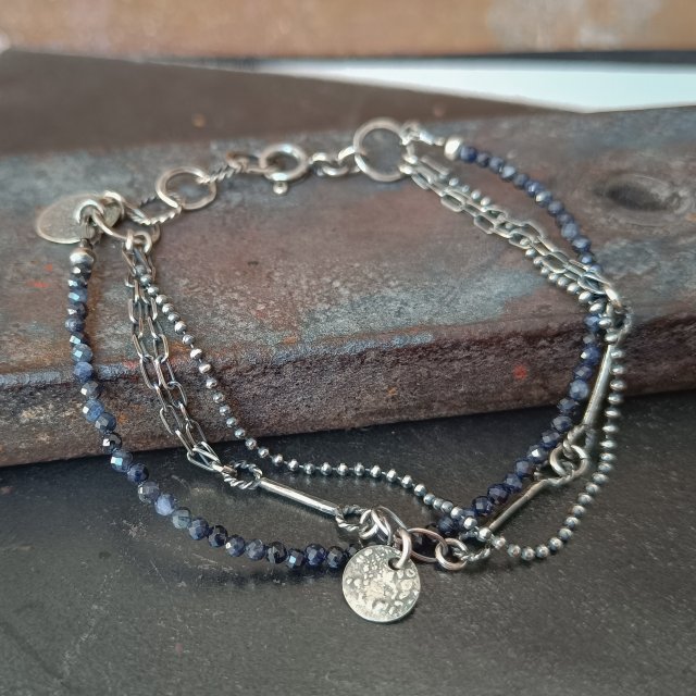 Szafir. Warstwowa srebrna bransoletka.