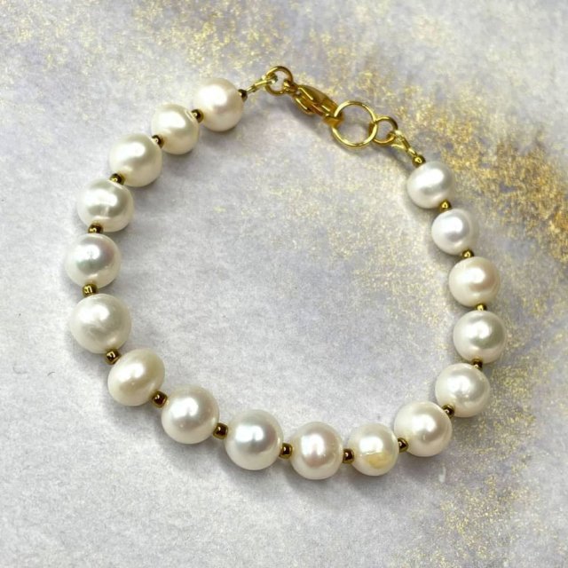 Ponadczasowa bransoletka z pereł ze złoconym wykończeniem c1325