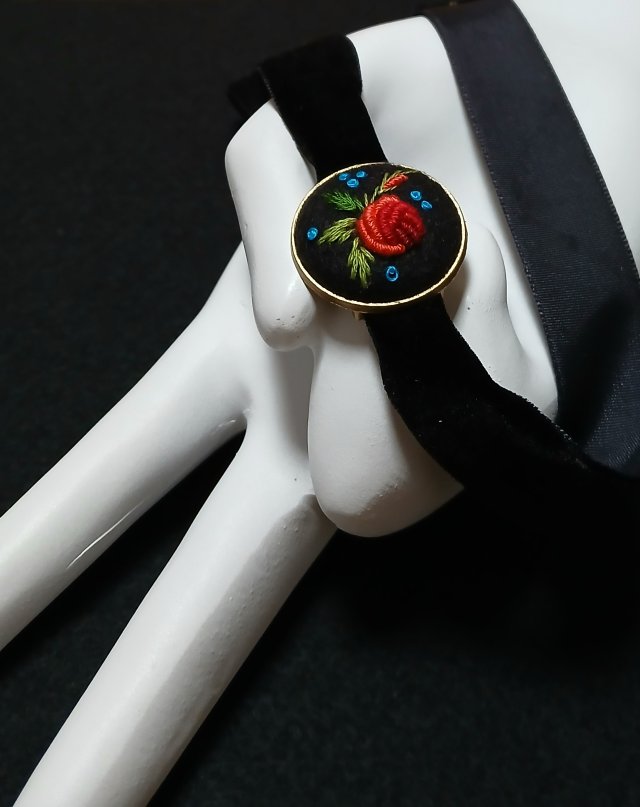 Ręcznie haftowany choker czarny na aksamitce.