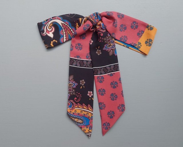 Wzorzysta apaszka twilly