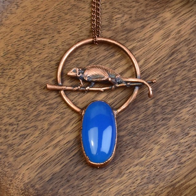 Miedziany wisiorek z chalcedonem i kameleonem #398