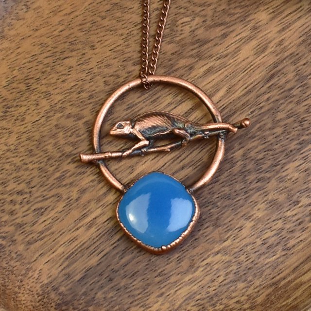 Miedziany wisiorek z chalcedonem i kameleonem #399