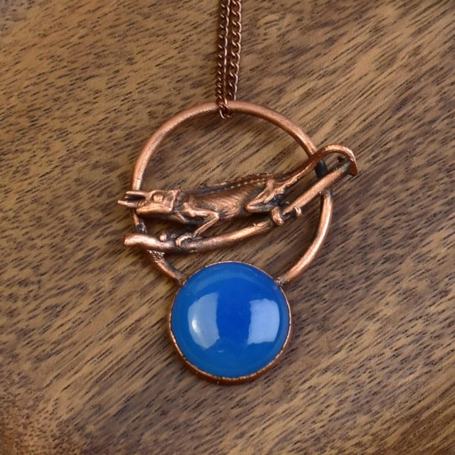 Miedziany wisiorek z chalcedonem i kameleonem #400