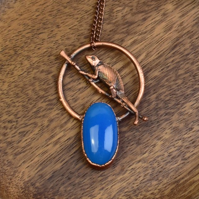 Miedziany wisiorek z chalcedonem i kameleonem #401