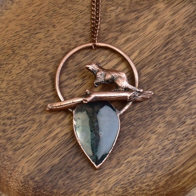 Miedziany wisiorek z agatem mszystym i wiewiórką #403