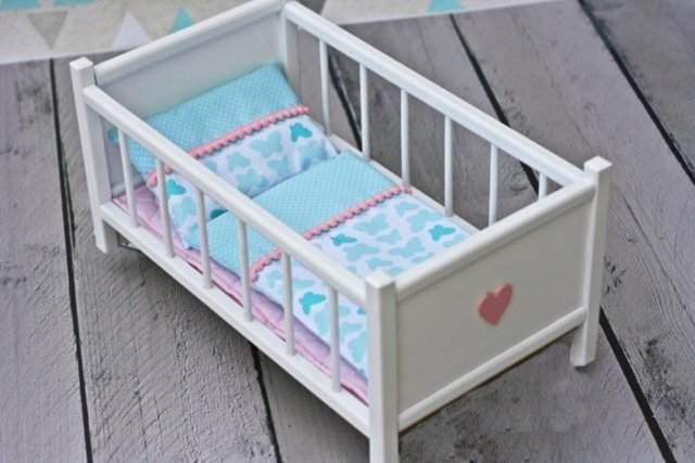 Duże i piękne drewniane łóżeczko dla lalek