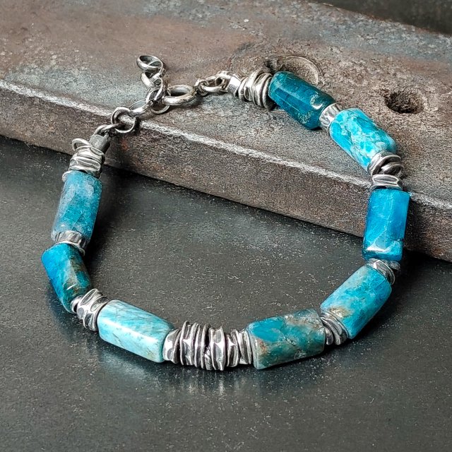 Apatyt. Serbrna bransoletka III