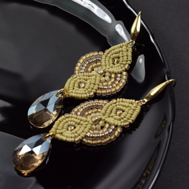 Beżowo złote eleganckie kolczyki z koralików