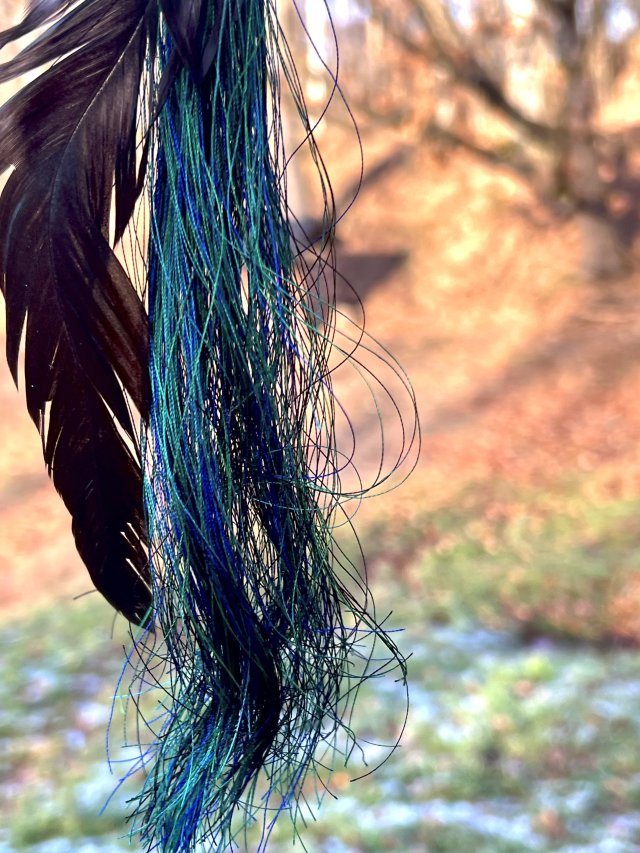 Leć gdzie chcesz - kolczyk z kogucim piórem