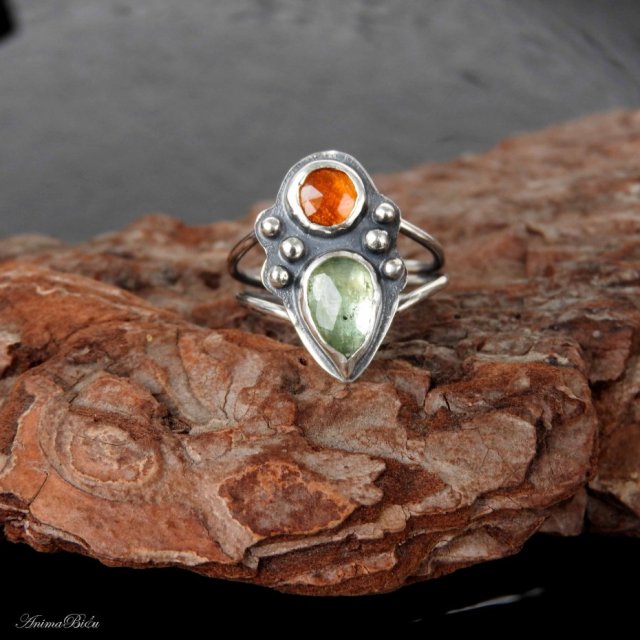 Pierścionek srebrny z zielonym i pomarańczowym kyanitem regulowany
