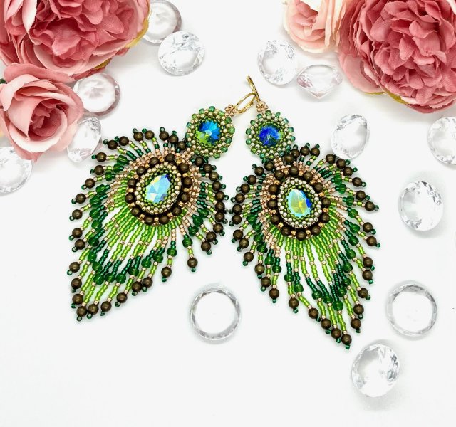 Efektowne ręcznie haftowane kolczyki – zieleń & złoto