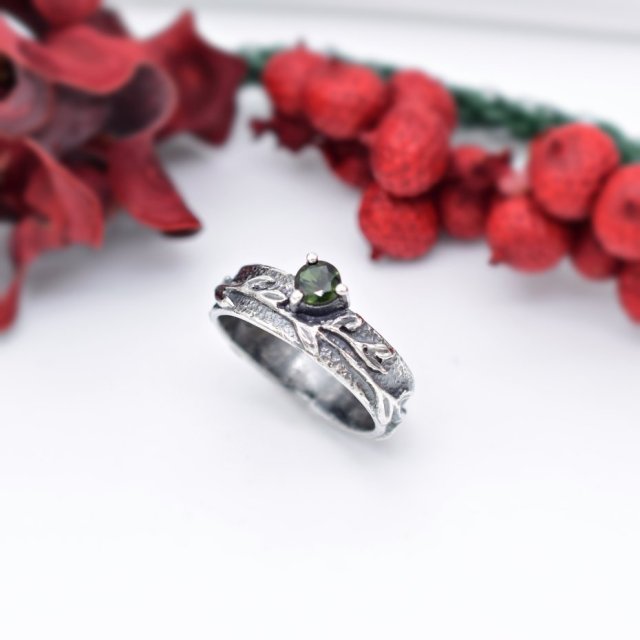 Pierścionek z Zielonym Turmalinem i Roślinnym Wzorem