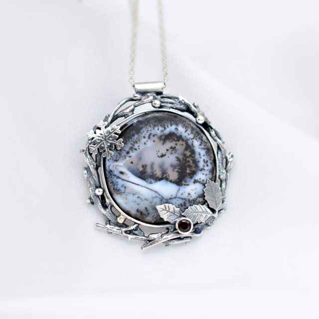 Zimowy Pejzaż - Naszyjnik z Wyjątkowym Opalem Dendrytowym