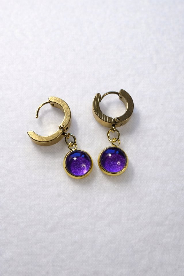 Kolczyki-huggie ESSENCE – oczko w kolorze fioletowym