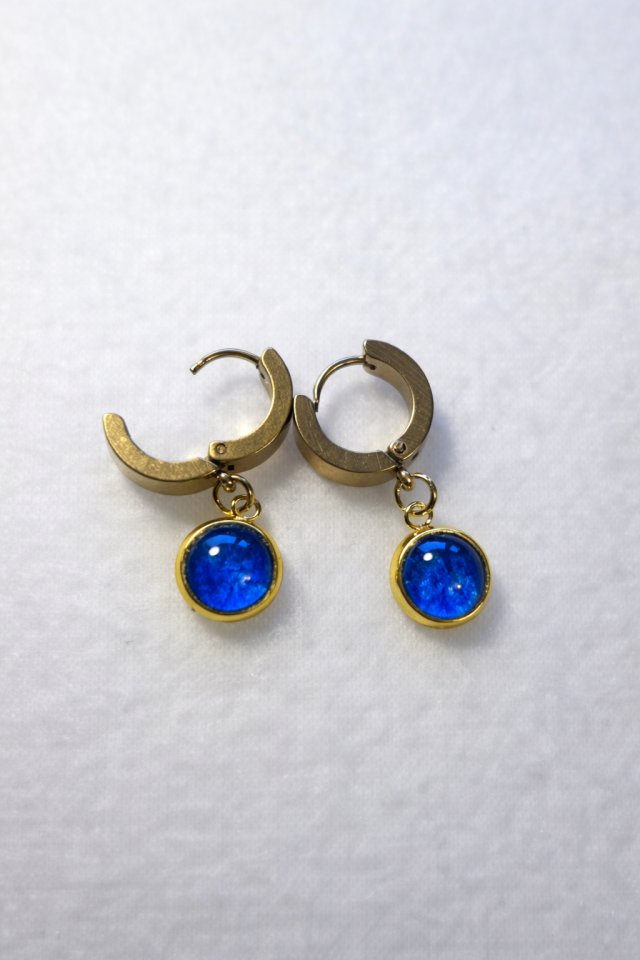 Kolczyki-huggie ESSENCE – oczko w kolorze niebieskim