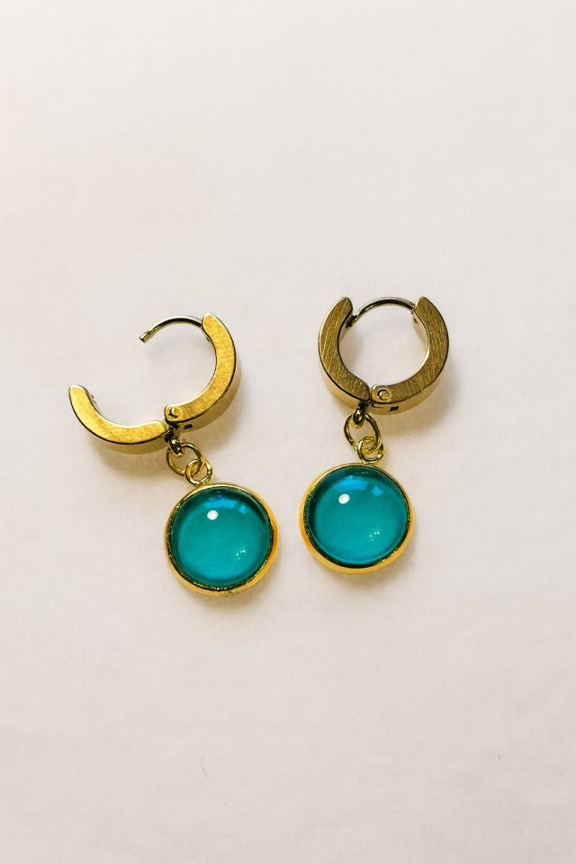 Kolczyki-huggie ESSENCE – oczko w kolorze morskiej zieleni