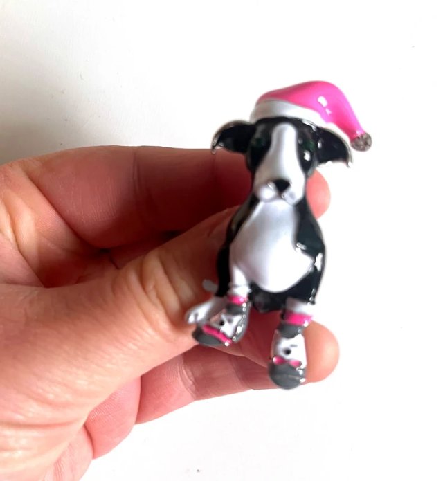 Świąteczna broszka pies w czapce Mikołaja Święta emaliowana nowa
