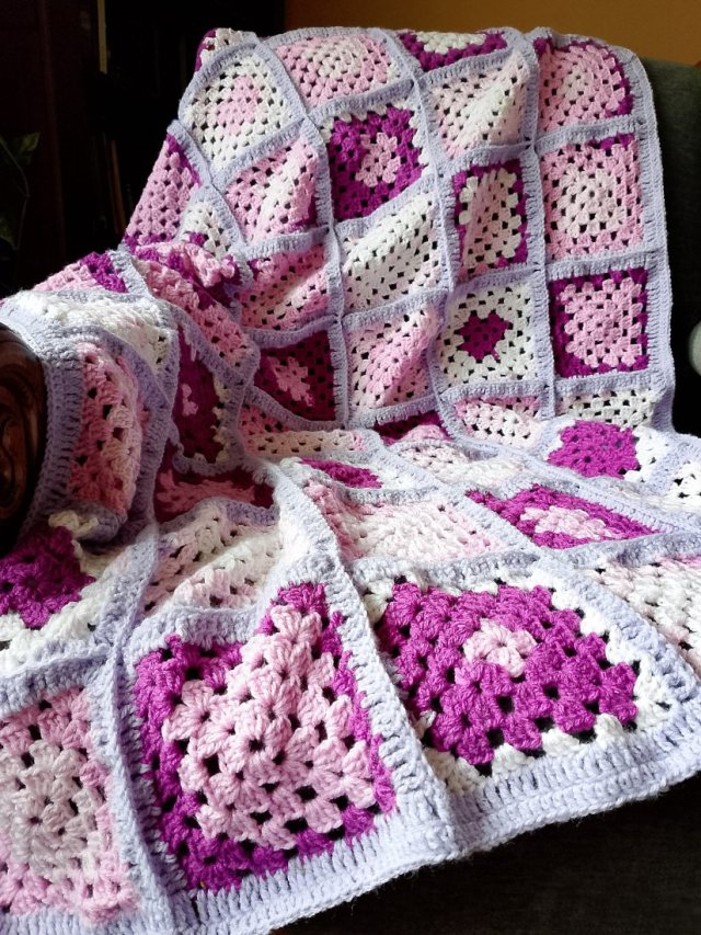 Narzuta z kwadratów w fioletach