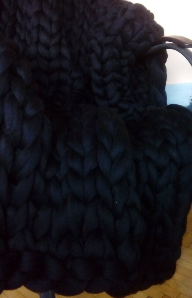 Duży koc narzuta z wełny czesankowej merynos, czarny