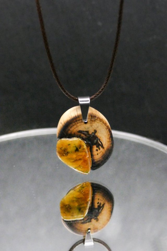 Wisiorek - Amber i dąb - pirografia, dla niej, prezent, dla miłośników natury, biżuteria z drewna, Unique Wooden Jewelry